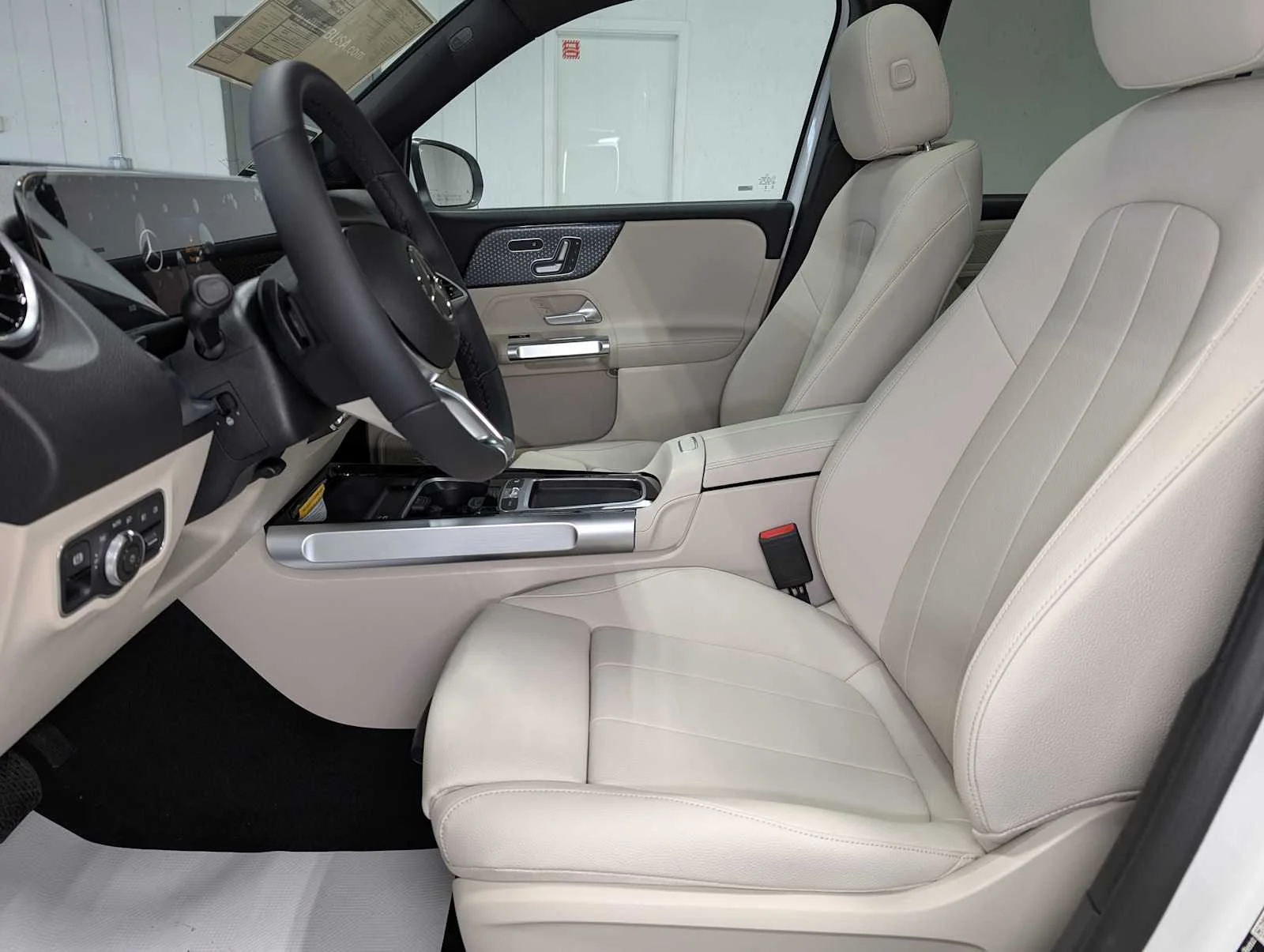Used 2026 Polar White Mercedes-Benz GLB 250 image 4