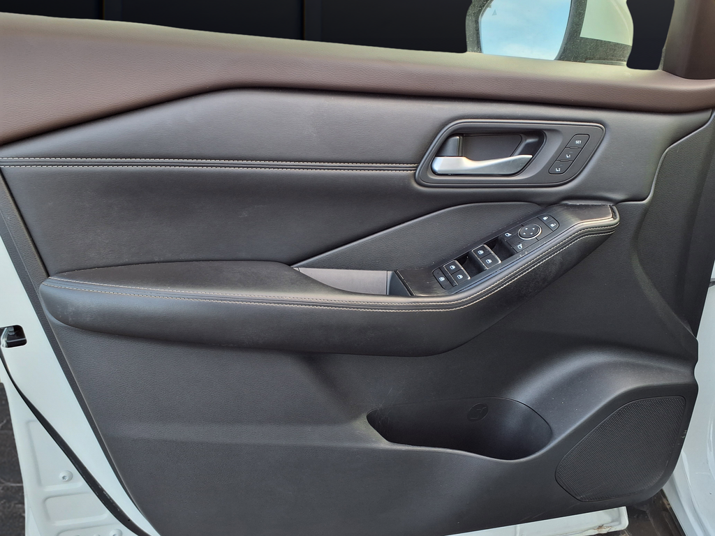 Used 2022 Pearl White Tricoat Nissan SL image 11