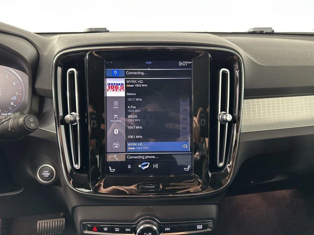 Used 2020 Black Stone Volvo Momentum image 24