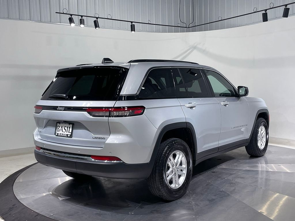 Used 2023 Silver Jeep Laredo image 11