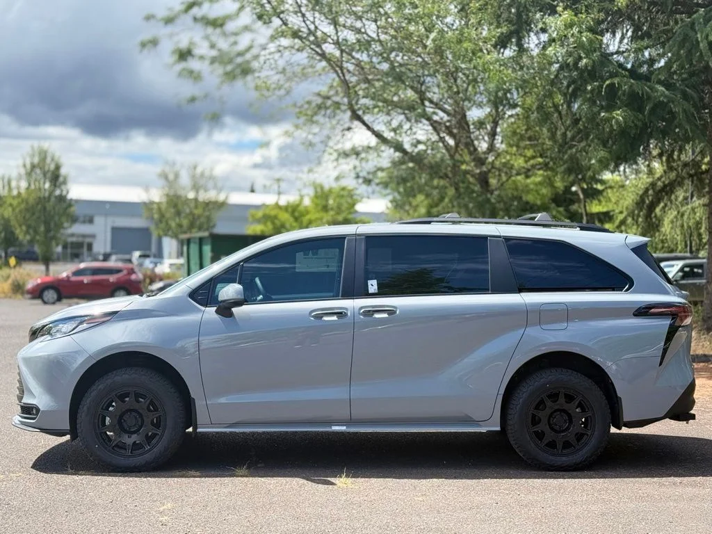 Used 2025  Toyota Woodland Edition image 2