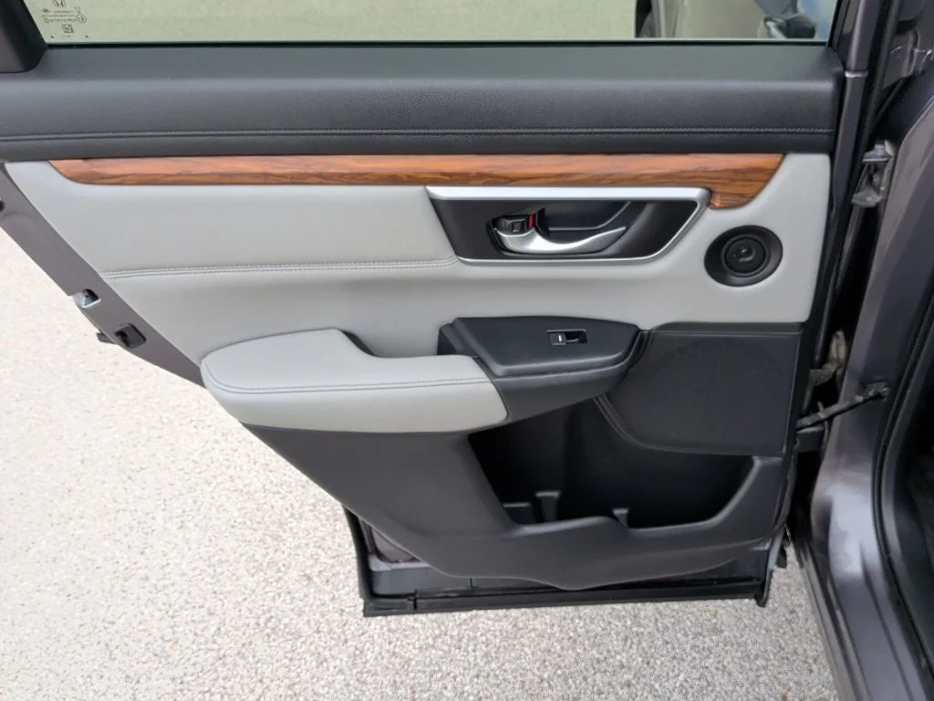 Used 2018 Lunar Silver Metallic Honda Touring image 32