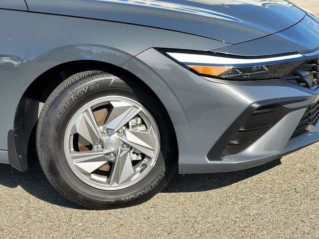 Used 2025 Gray Hyundai SE image 9