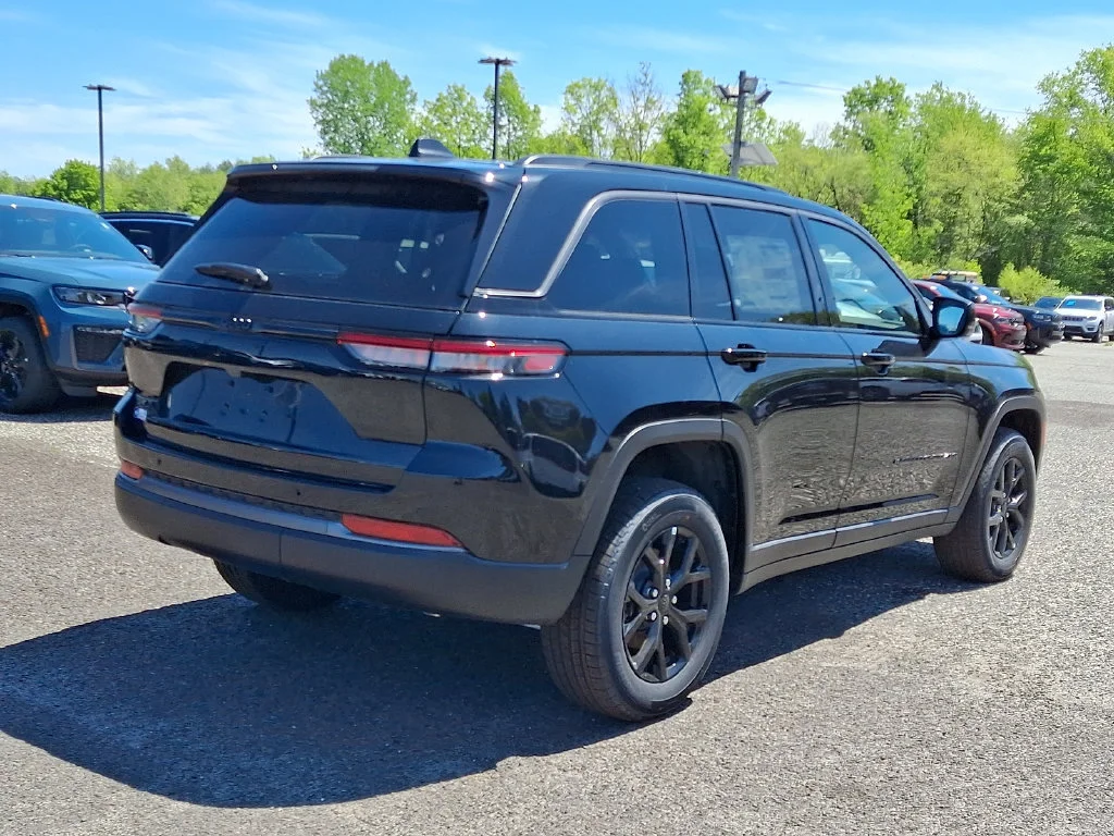New 2026 Diamond Black Crystal Pearl-Coat Exterior Paint Jeep Laredo Altitude image 8