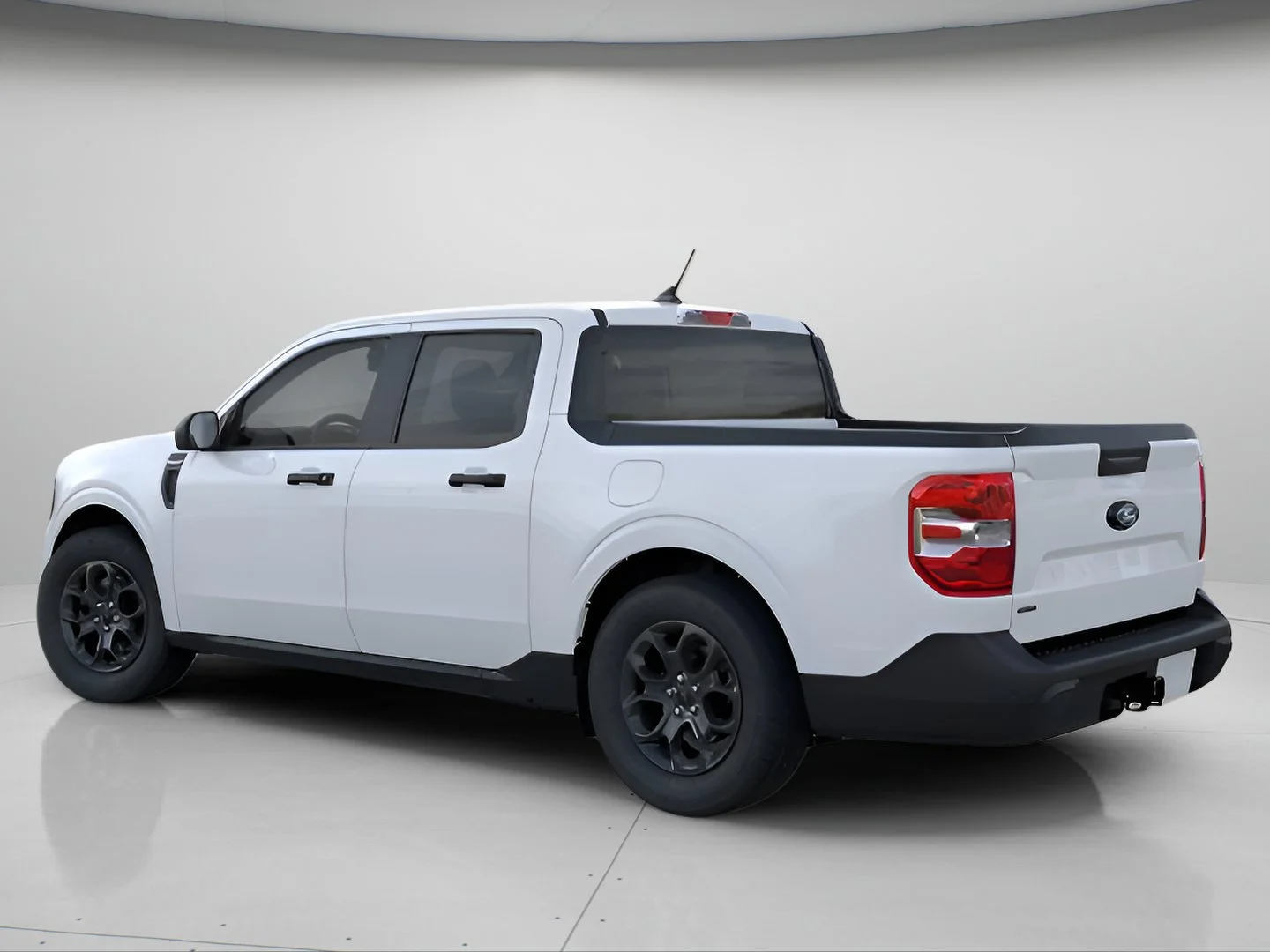 New 2026 Oxford White Ford XLT image 4