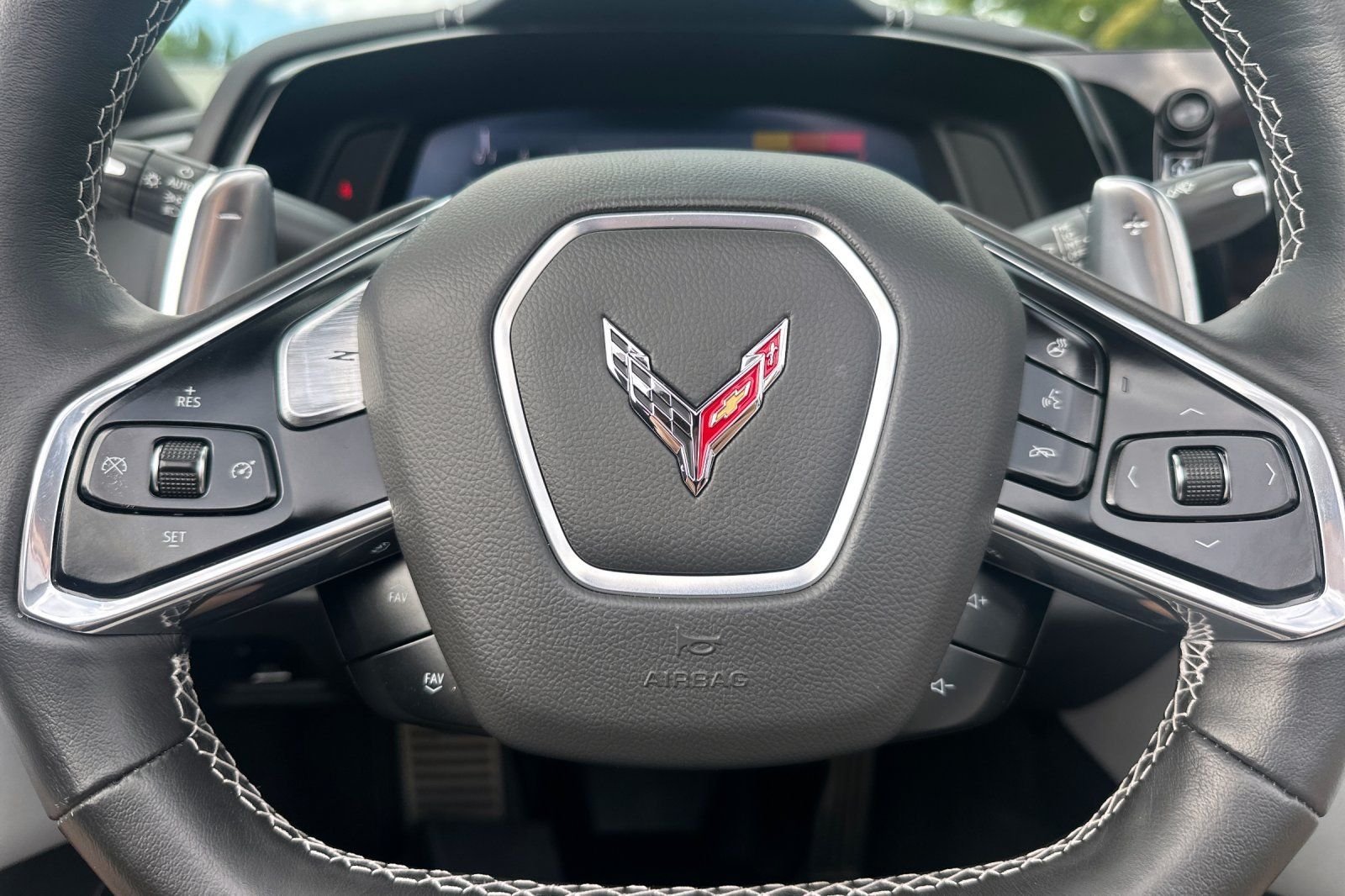 Used 2022 White Chevrolet Stingray image 23