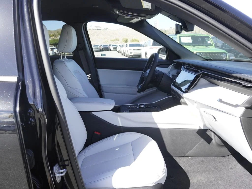 New 2026 Diamond Black Crystal Pearl-Coat Exterior Paint Jeep Limited image 26