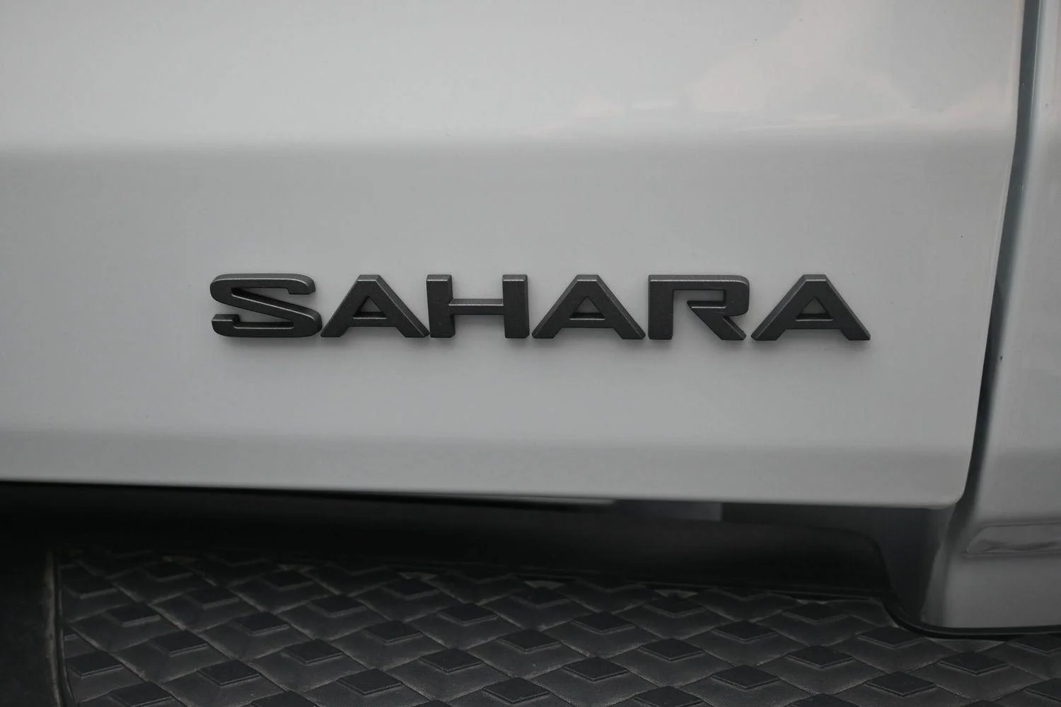 New 2026 Bright White Clear-Coat Exterior Paint Jeep Sahara image 15