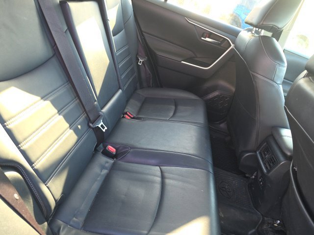 Used 2020 White Toyota XLE Premium image 13