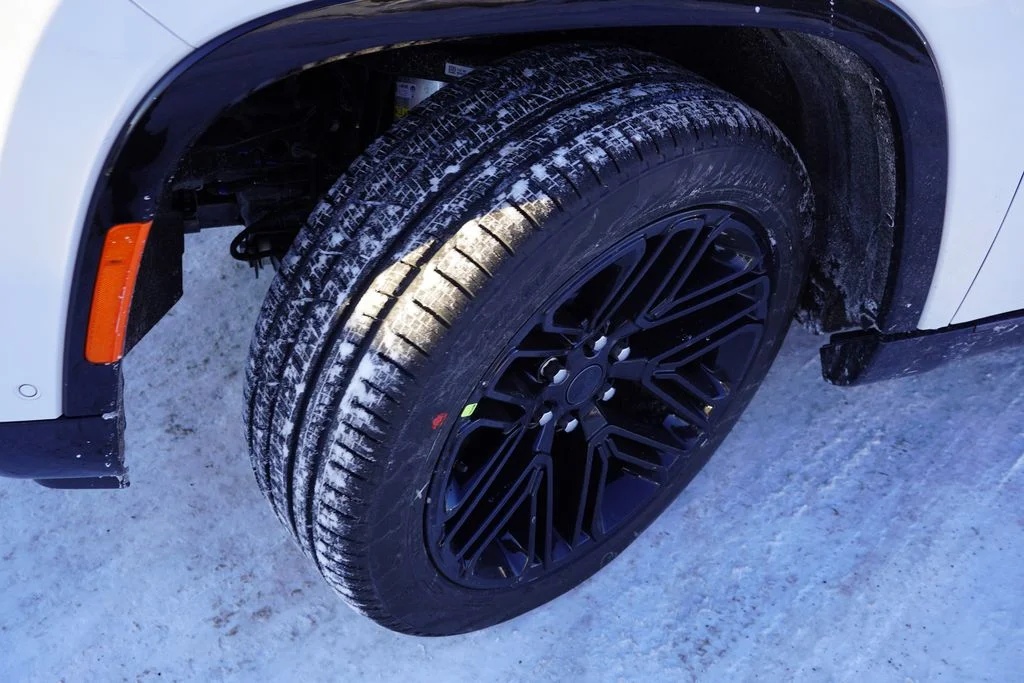 New 2026 Bright White Clear-Coat Exterior Paint Jeep Limited Reserve image 9
