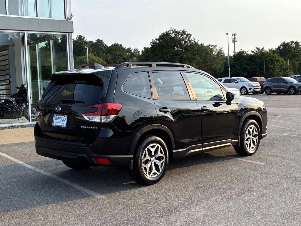 Used 2023 Crystal Black Silica Subaru Premium image 7
