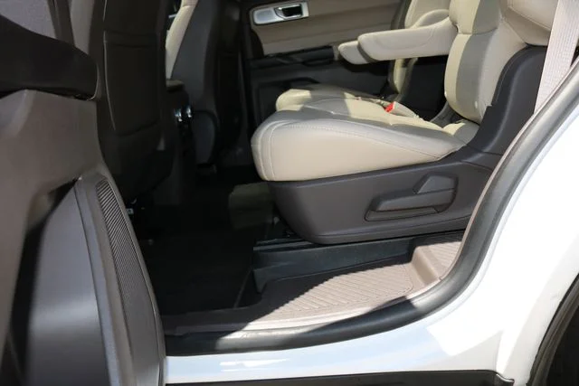 Used 2020 White Metallic Ford Platinum image 23