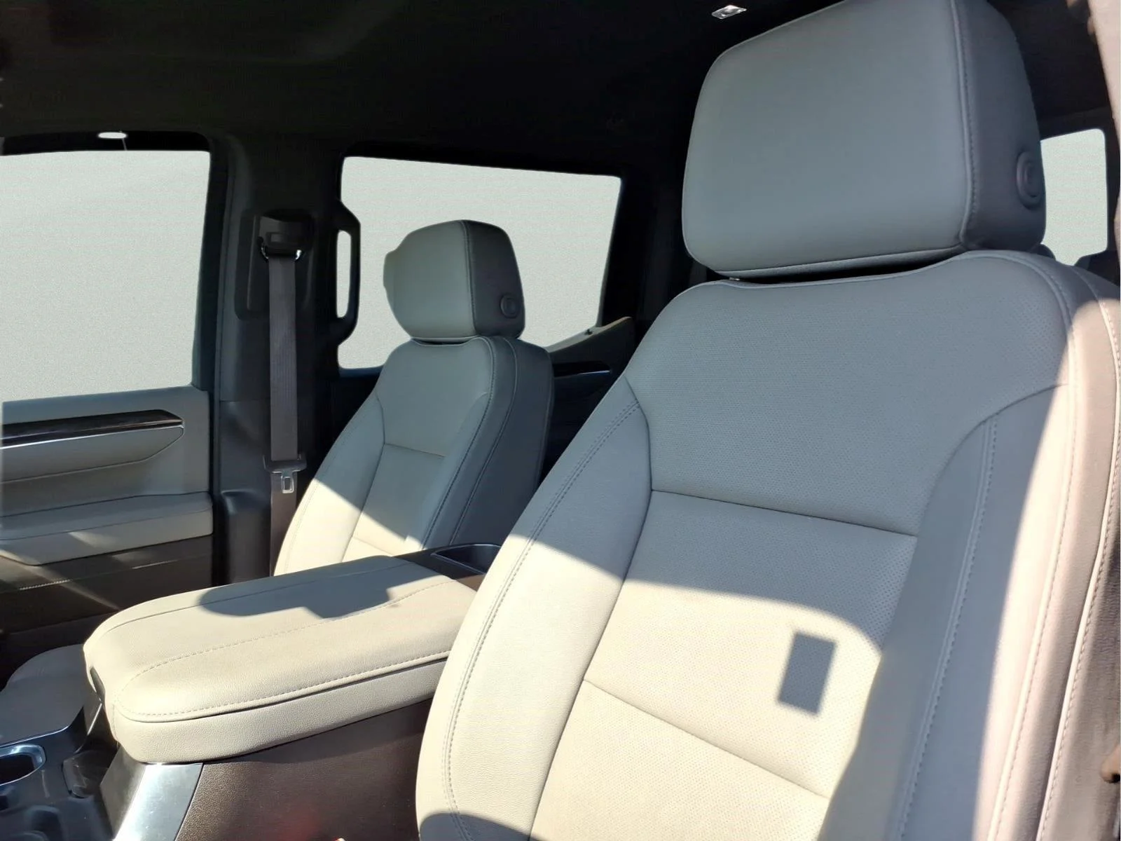 Used 2024 Iridescent Pearl Tricoat Chevrolet LTZ image 4