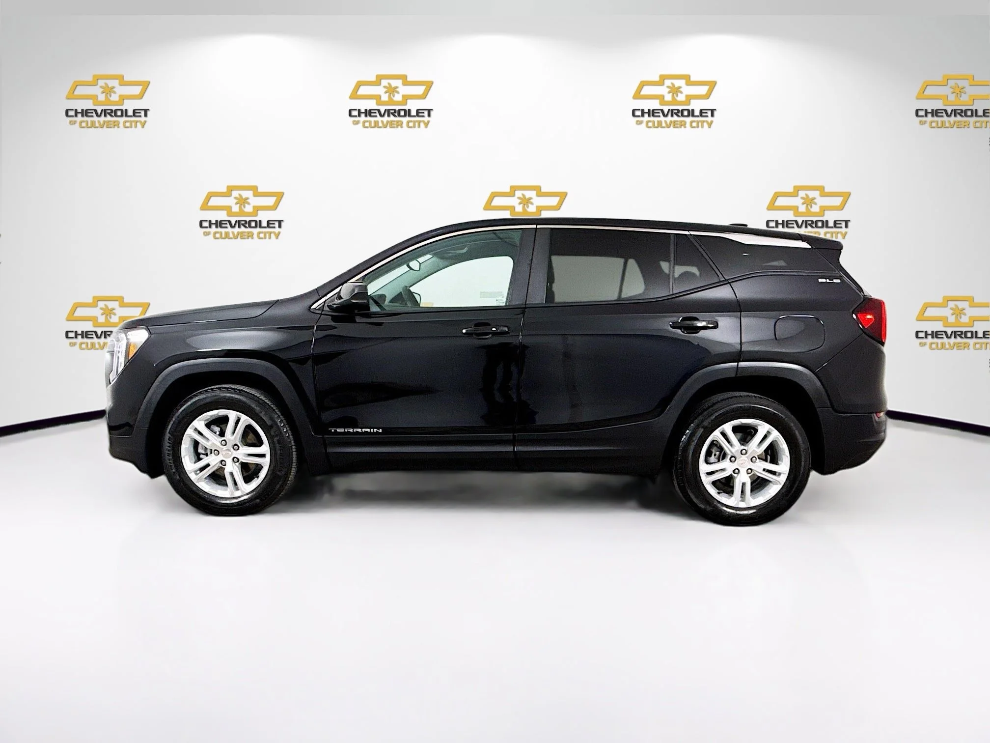 Used 2023 Ebony Twilight Metallic GMC SLE image 5