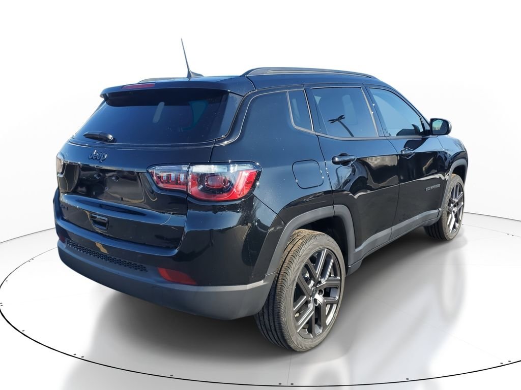 New 2026 Diamond Black Crystal Pearlcoat Jeep Latitude image 3
