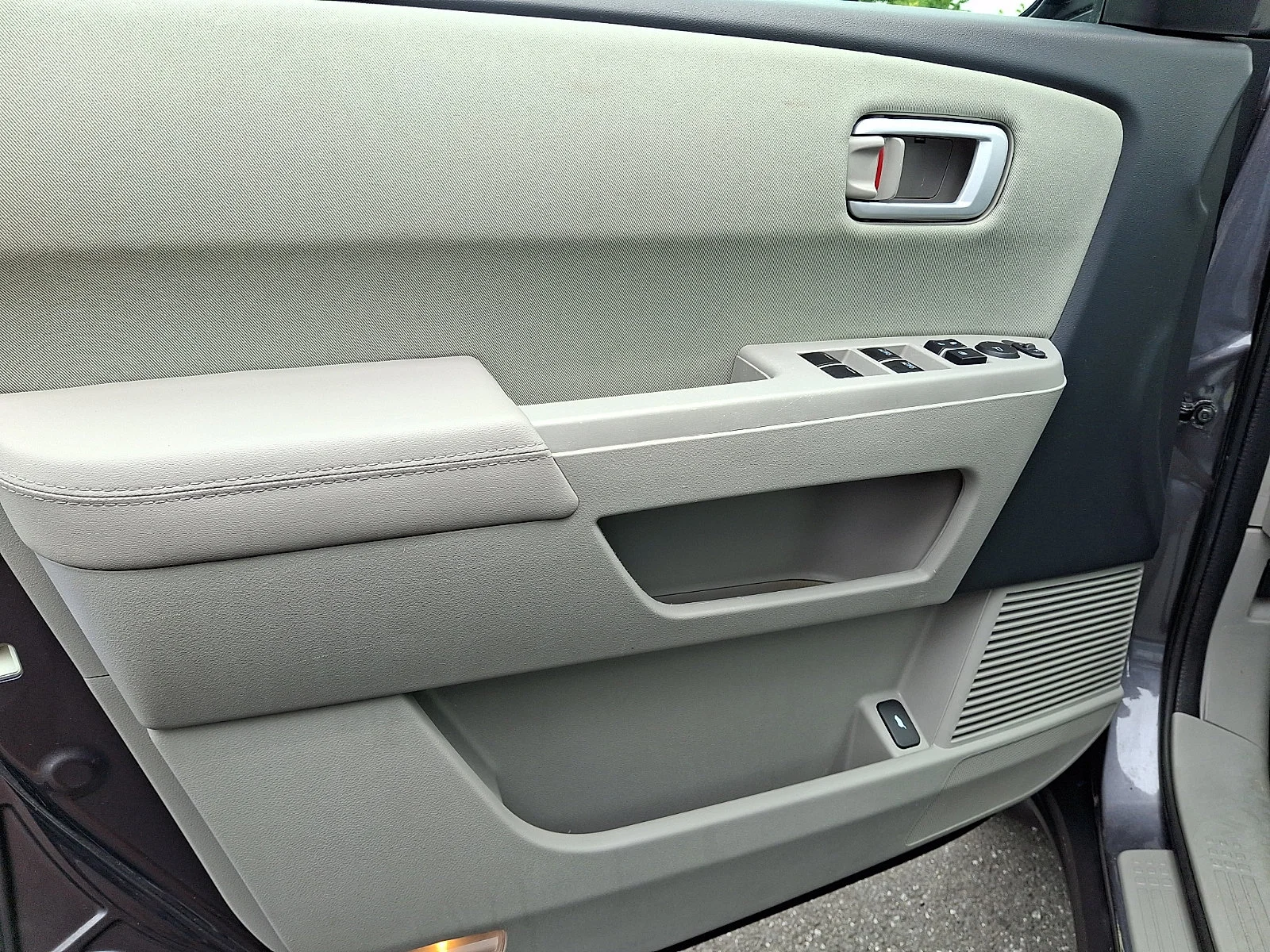 Used 2015 Modern Steel Metallic Honda SE image 13