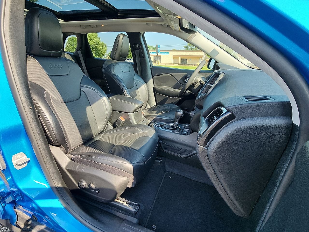 Used 2023 Hydro Blue Pearlcoat Jeep Altitude Lux image 25