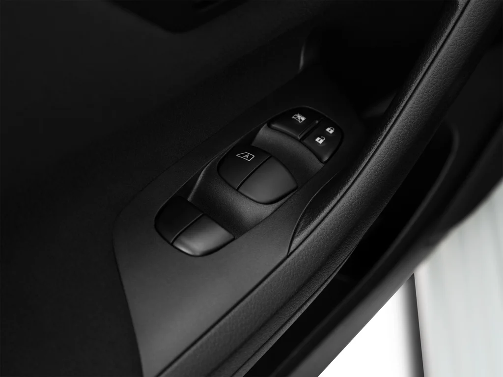 Used 2015 White Nissan 2.5 S image 13