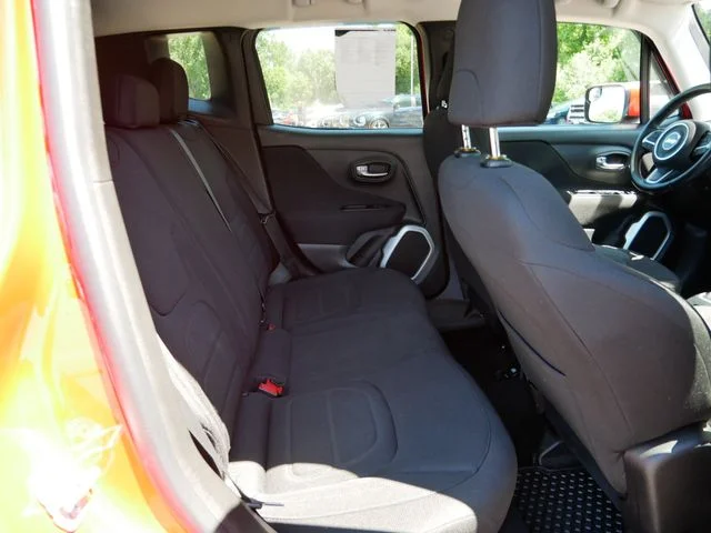 Used 2018 Red Jeep Latitude image 9