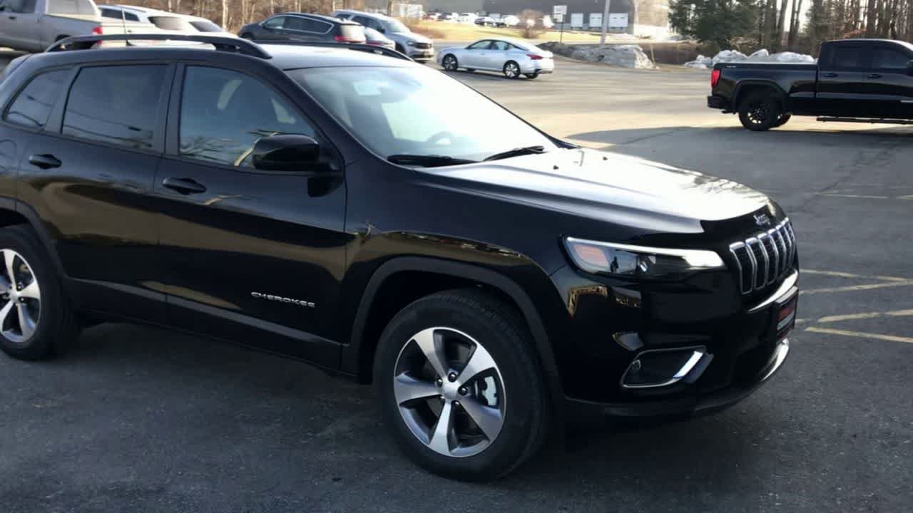 Used 2022 Diamond Black Crystal Pearlcoat Jeep Limited image 2