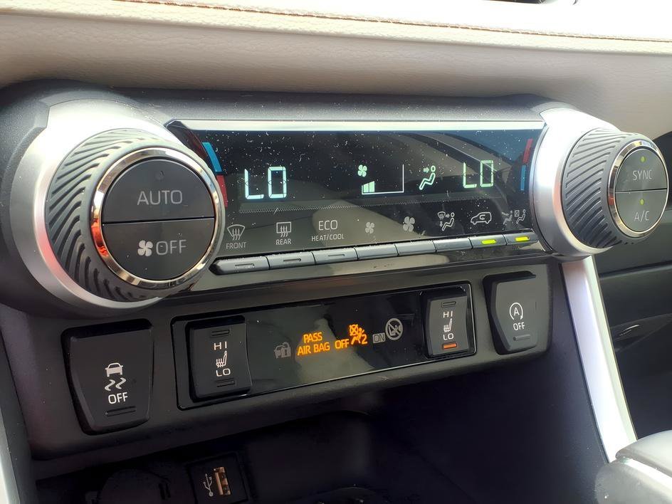 Used 2024 Silver Sky Metallic Toyota XLE Premium image 21
