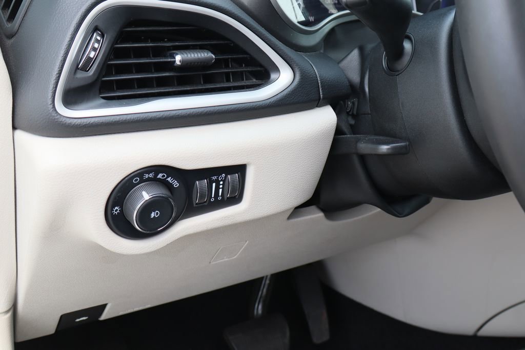 2023 Chrysler Pacifica Touring L - Photo 12