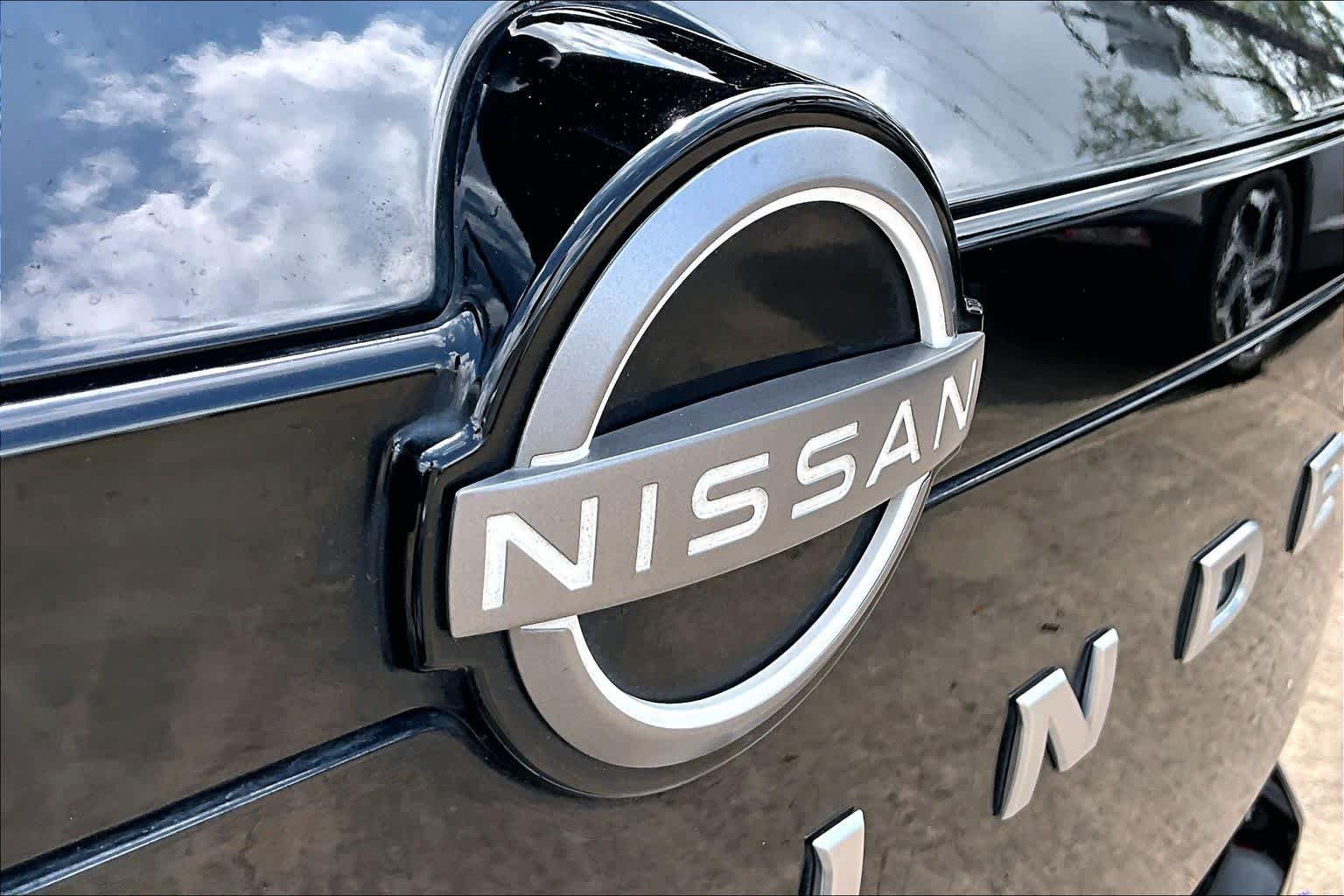 Used 2025 Super Black Nissan Platinum image 30