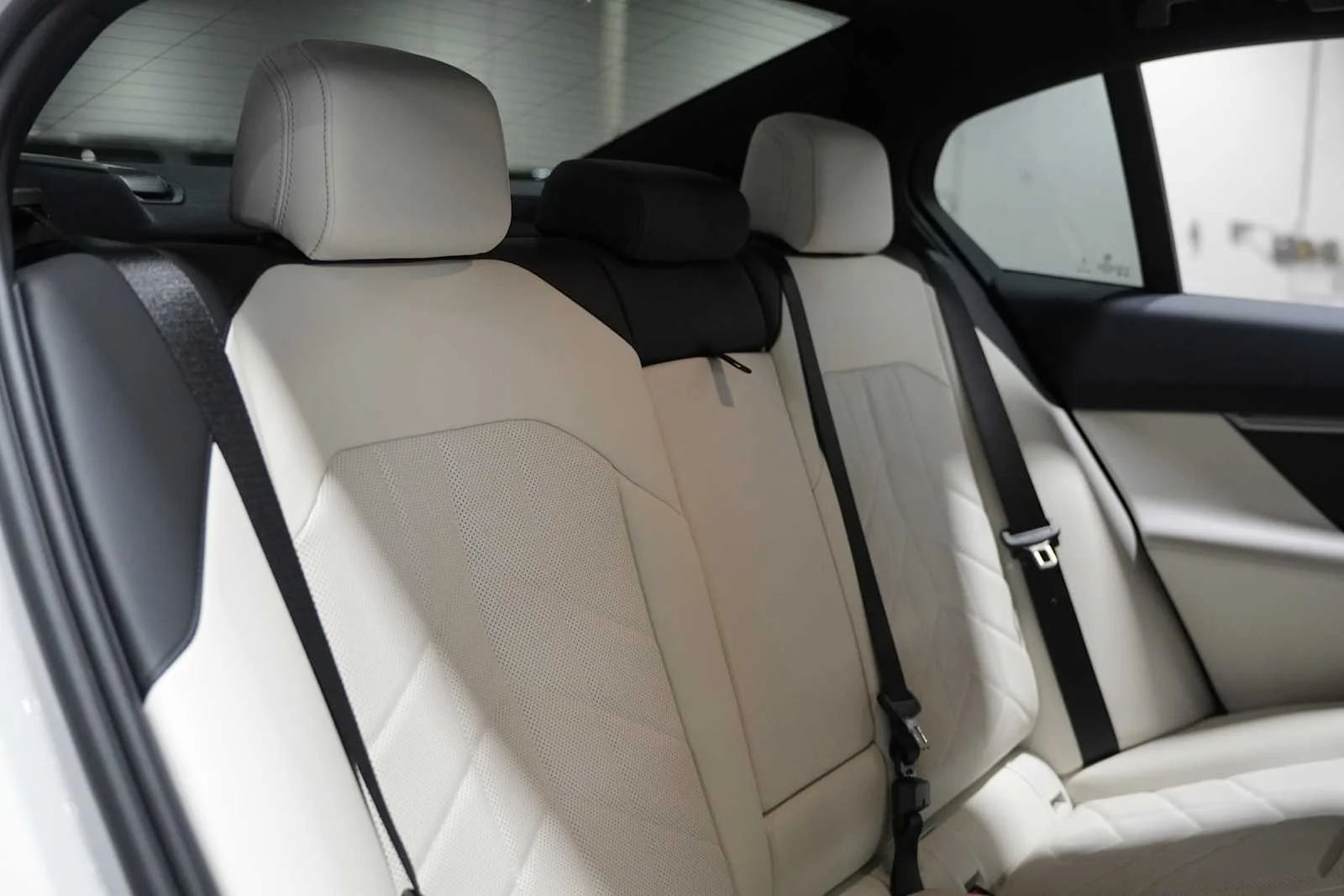 Used 2027 Mineral White Metallic BMW 530i image 12