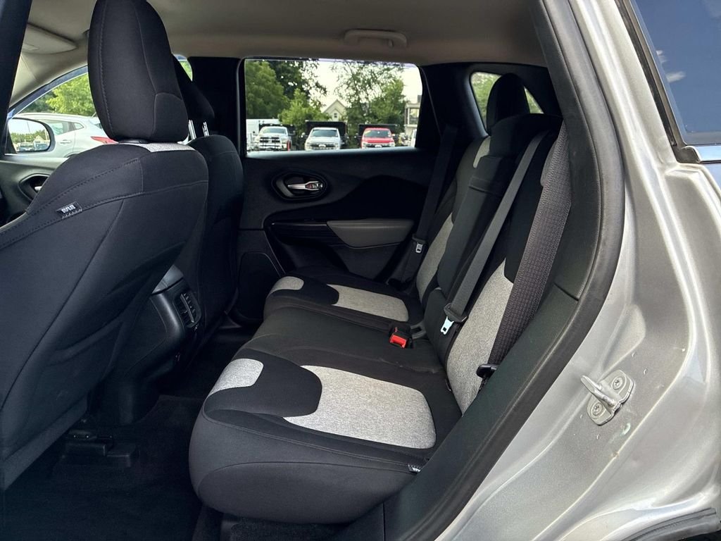 Used 2014 Silver Jeep Latitude image 16