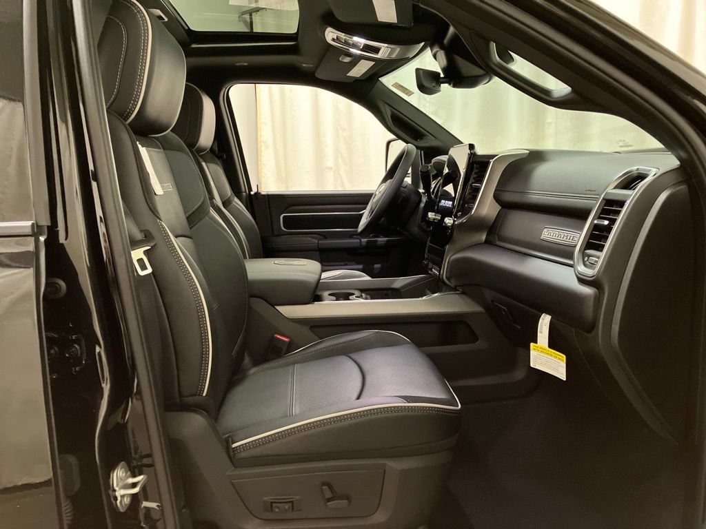 New 2026 Diamond Black Crystal Pearl-Coat Exterior Paint RAM Laramie image 23