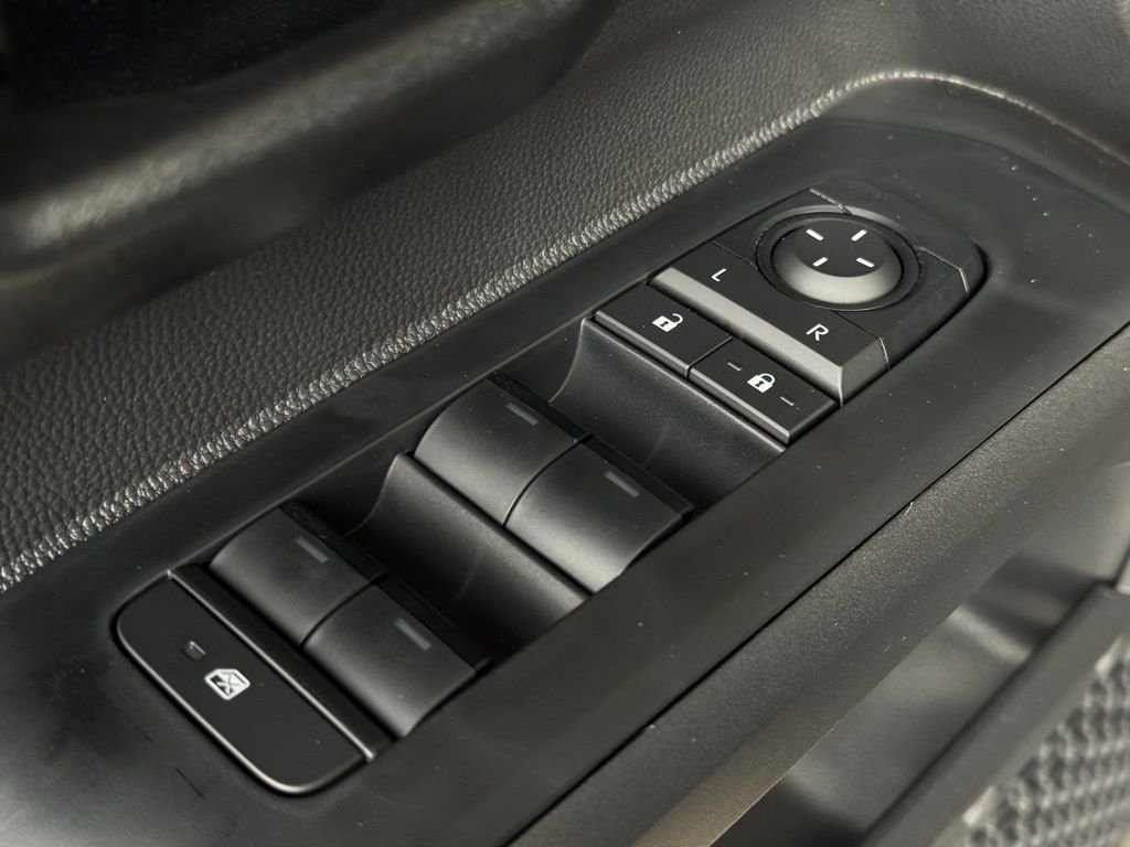 2025 Toyota Tacoma SR5 - Photo 9