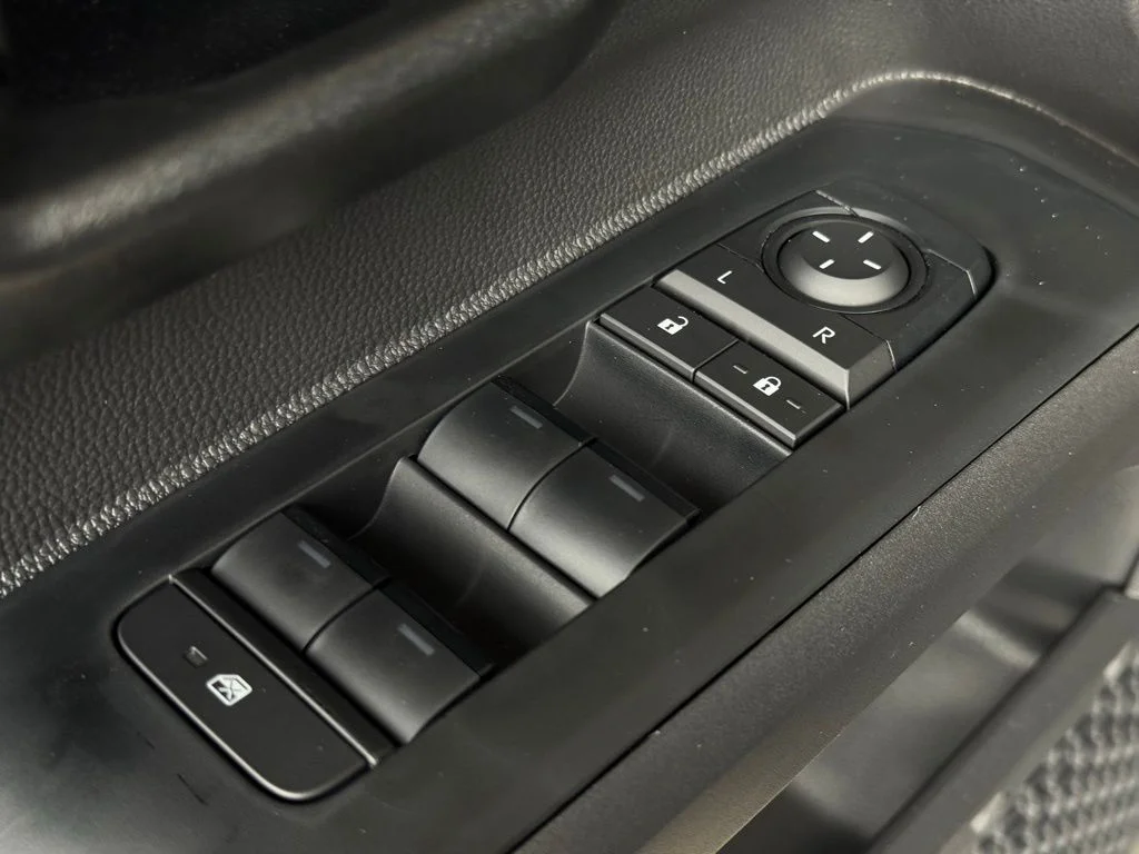 2025 Toyota Tacoma SR5 - Photo 9