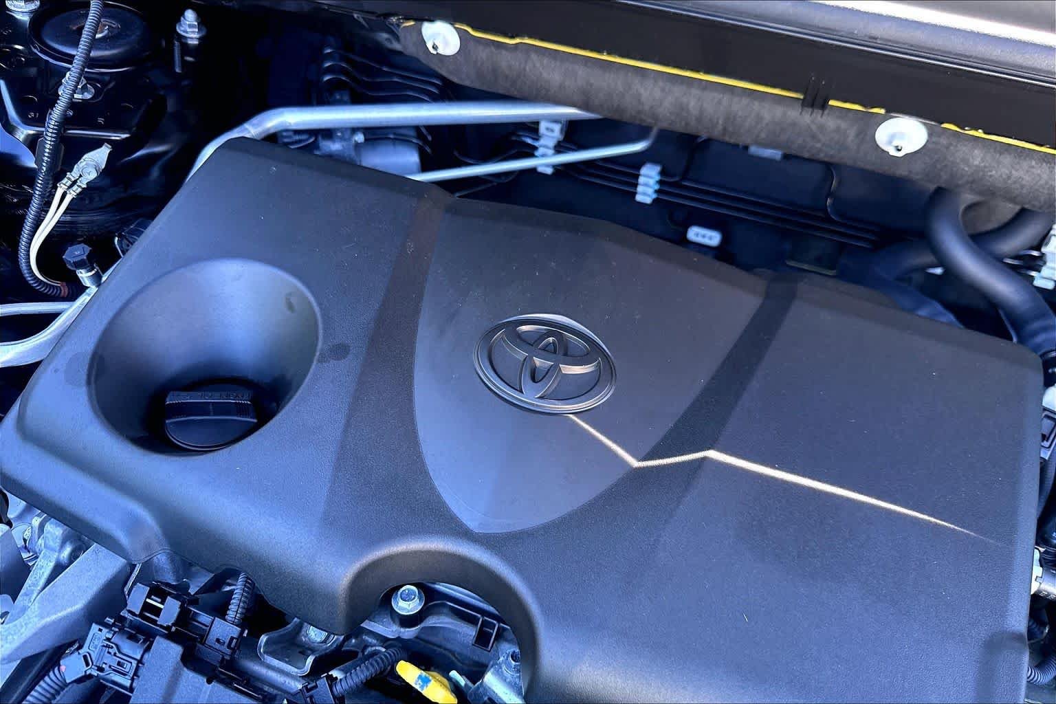 Used 2019 Midnight Black Metallic Toyota XLE Premium image 33