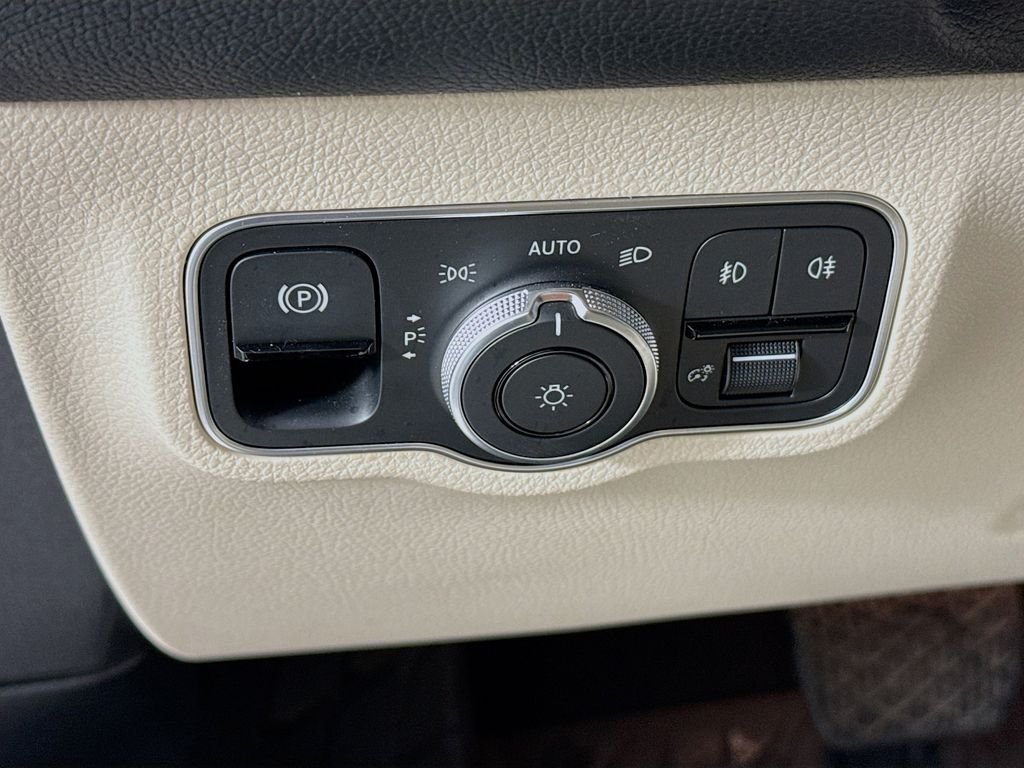 Used 2025 Blue Mercedes-Benz GLB 250 image 11