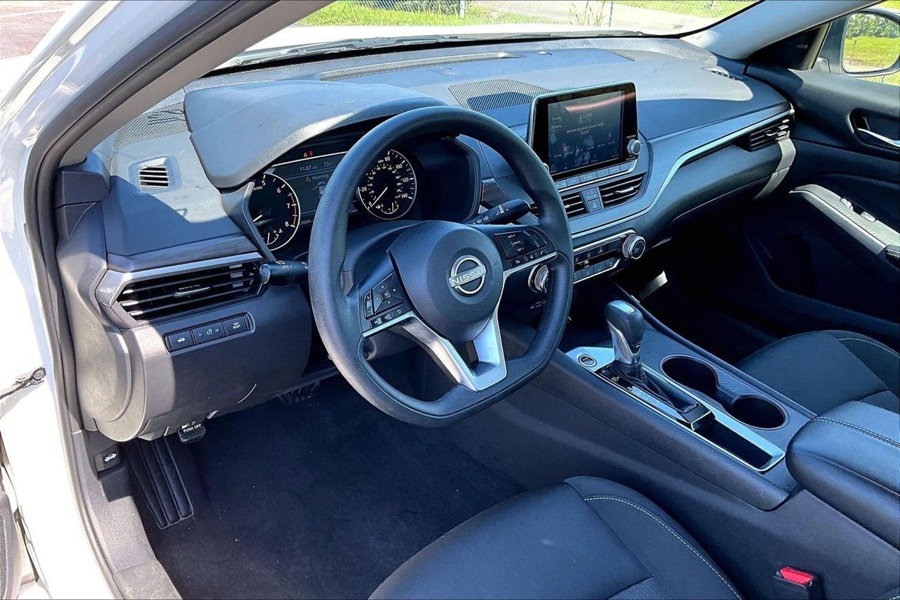 Used 2025 Glacier White Nissan SV FWD image 5