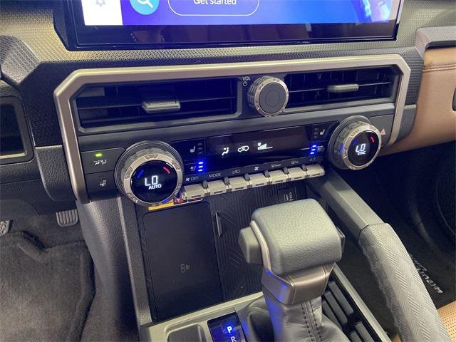 Certified Used 2025 WIND CHILL PEARL Toyota  image 28