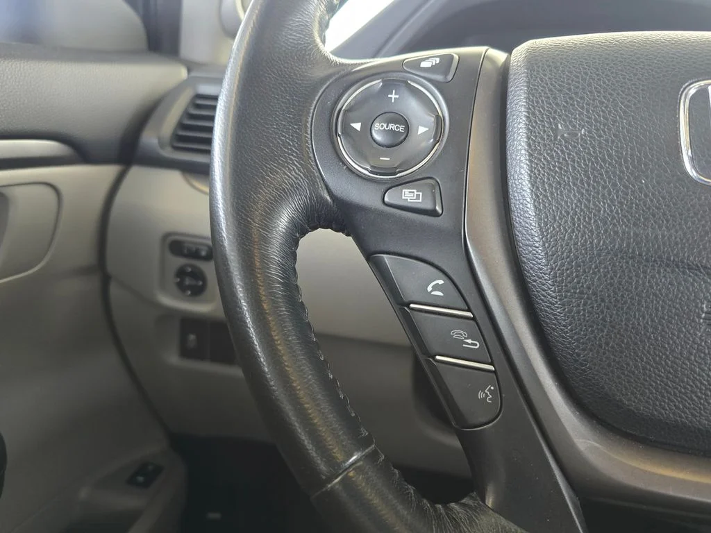 Used 2016 Silver Honda EX-L image 55