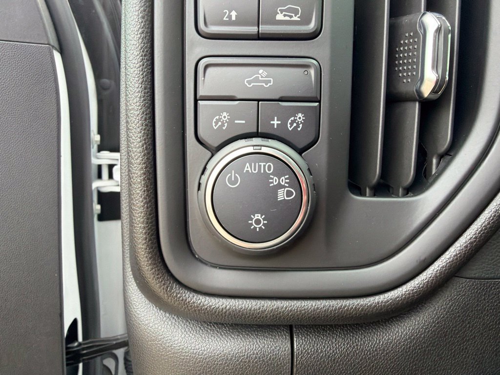 Used 2024 White Chevrolet Custom image 27