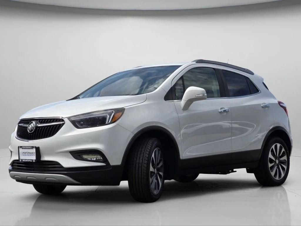 Used 2018 Summit White Buick Essence image 18