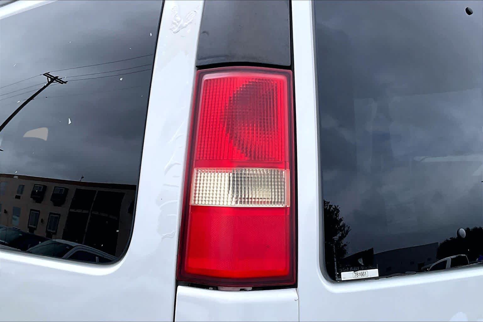 Used 2007 Summit White Chevrolet  image 24