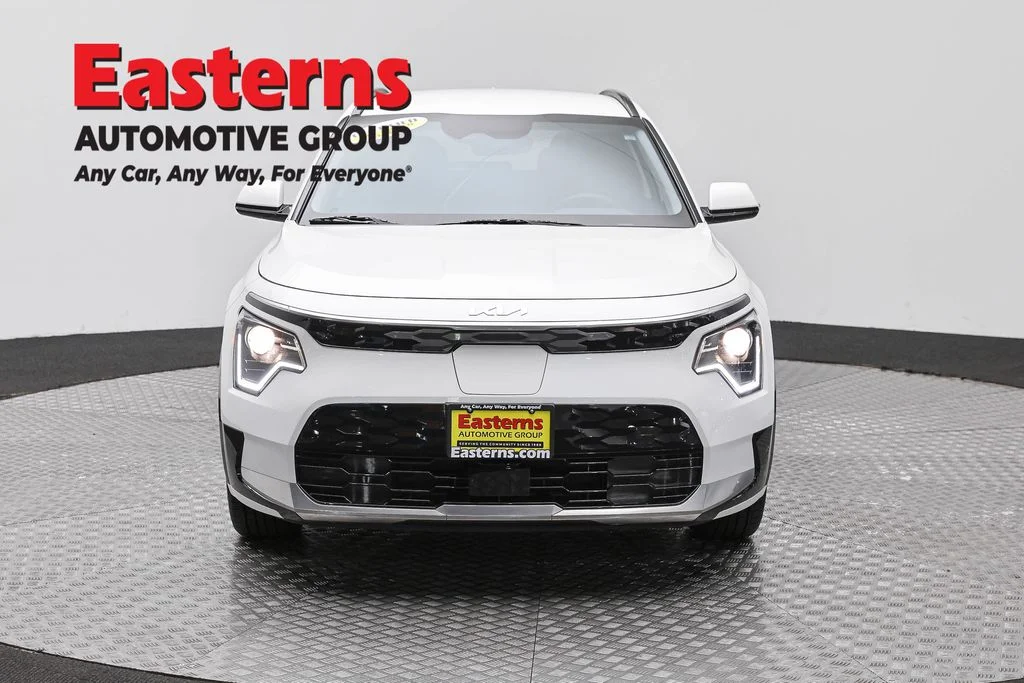 Used 2024 White Kia Wind image 2