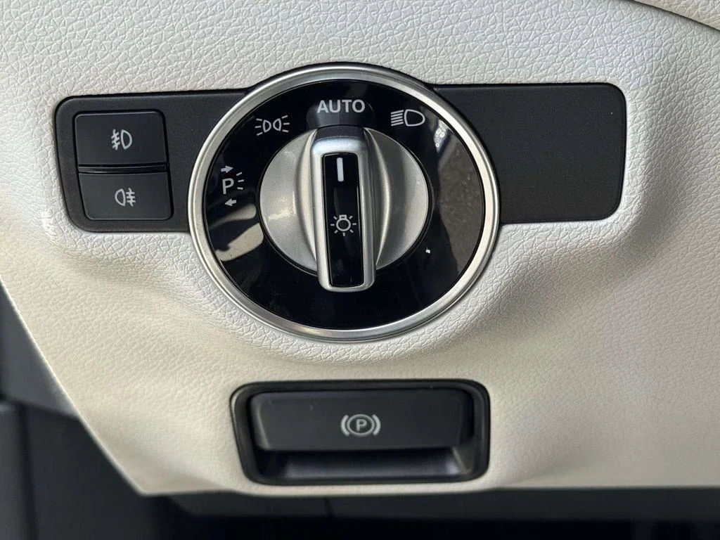 Used 2018 Cavansite Blue Metallic Mercedes-Benz 4MATIC® image 16