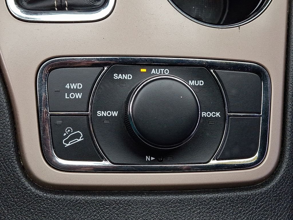 Used 2017 Diamond Black Crystal Pearlcoat Jeep Limited image 24