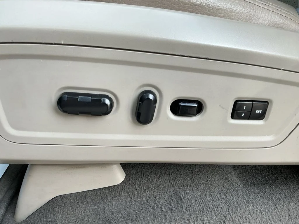 Used 2007 Gray Lincoln Base image 19