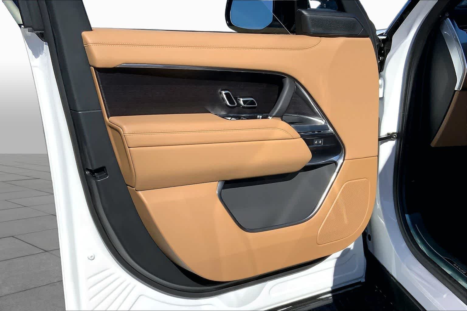 New 2026 Ostuni Pearl White Premium Metallic Land Rover SE image 10