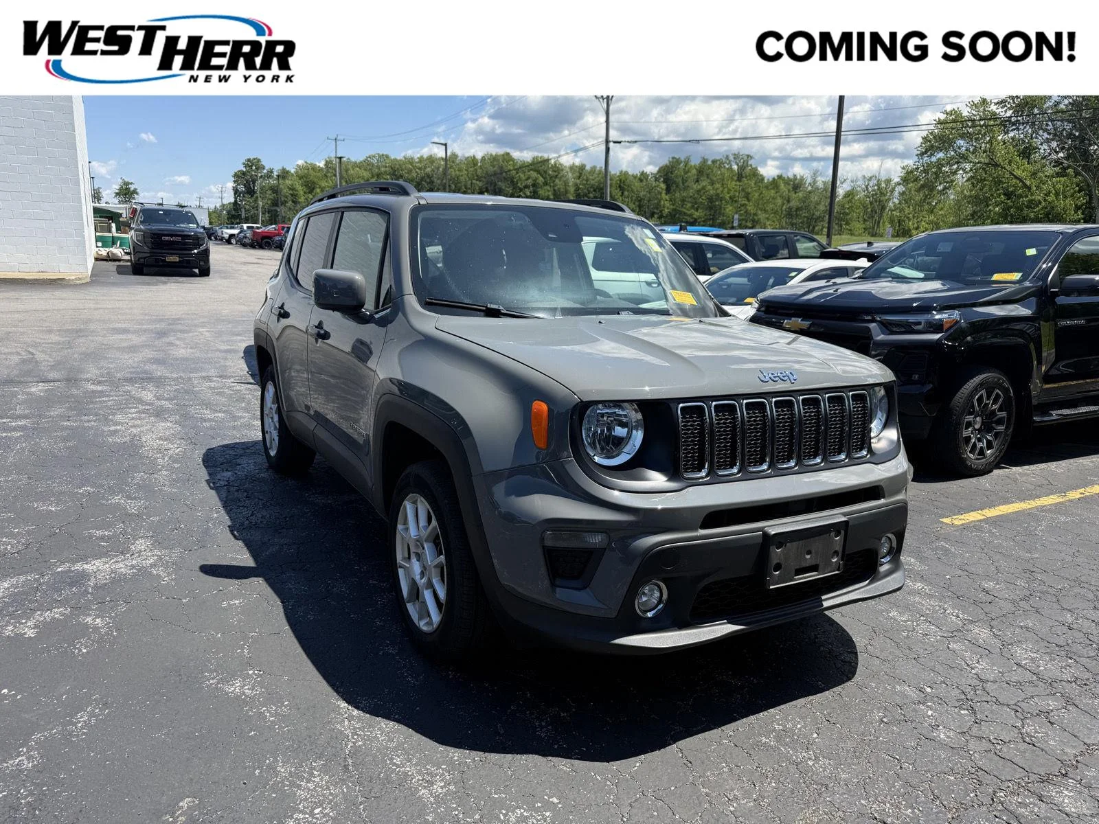 Used 2021  Jeep Latitude image 1