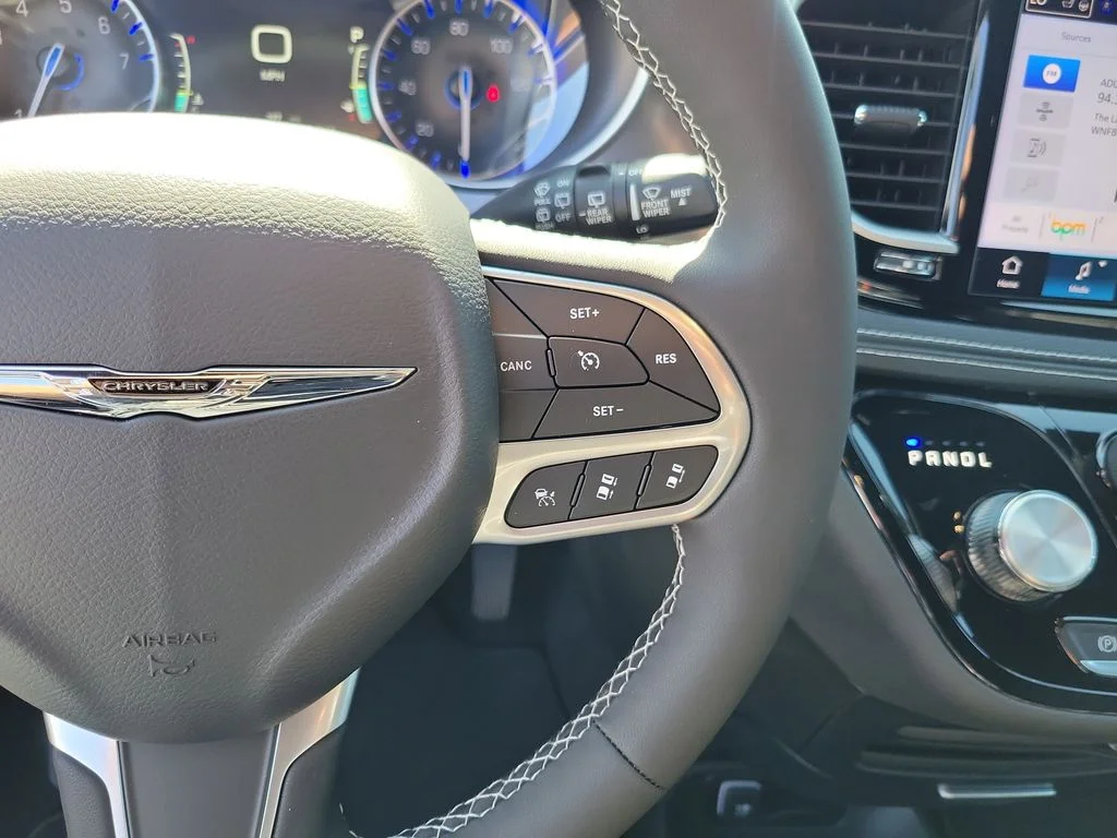 New 2025 Bright White Clear-Coat Exterior Paint Chrysler Select image 13