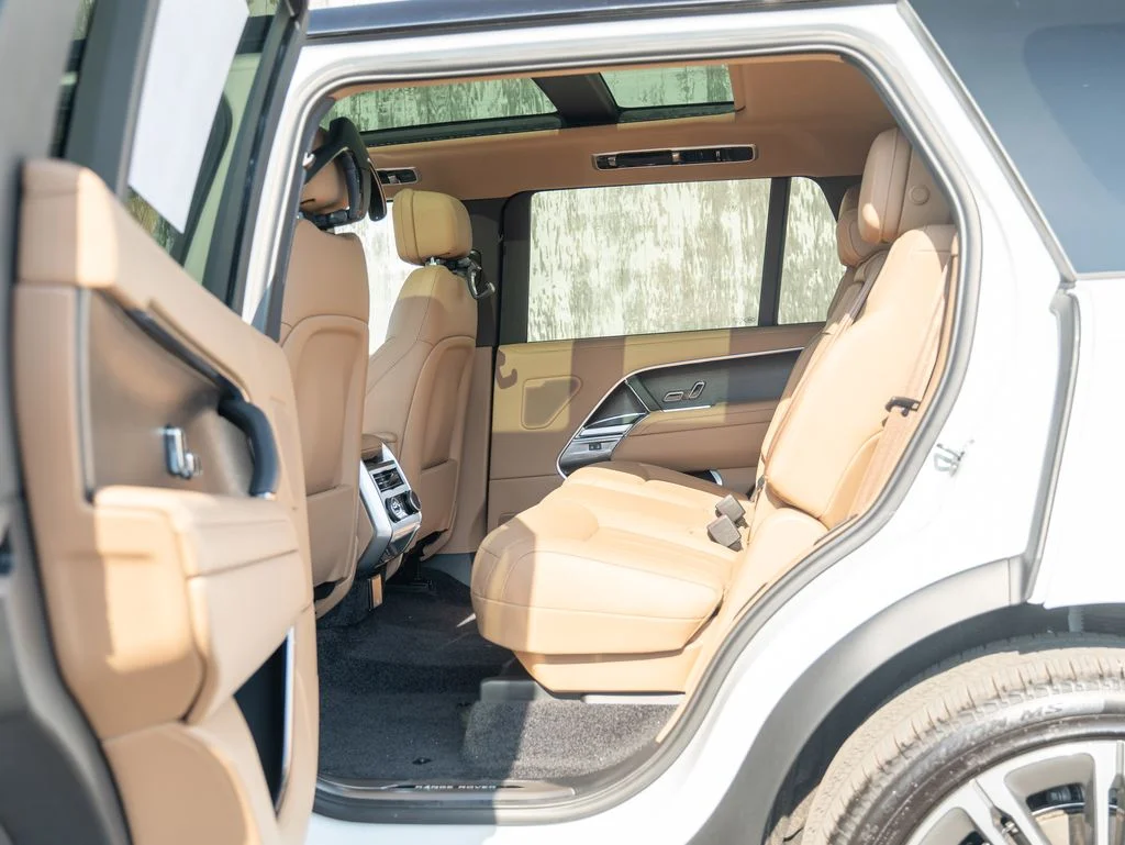 New 2026 Fuji White Land Rover SE image 20