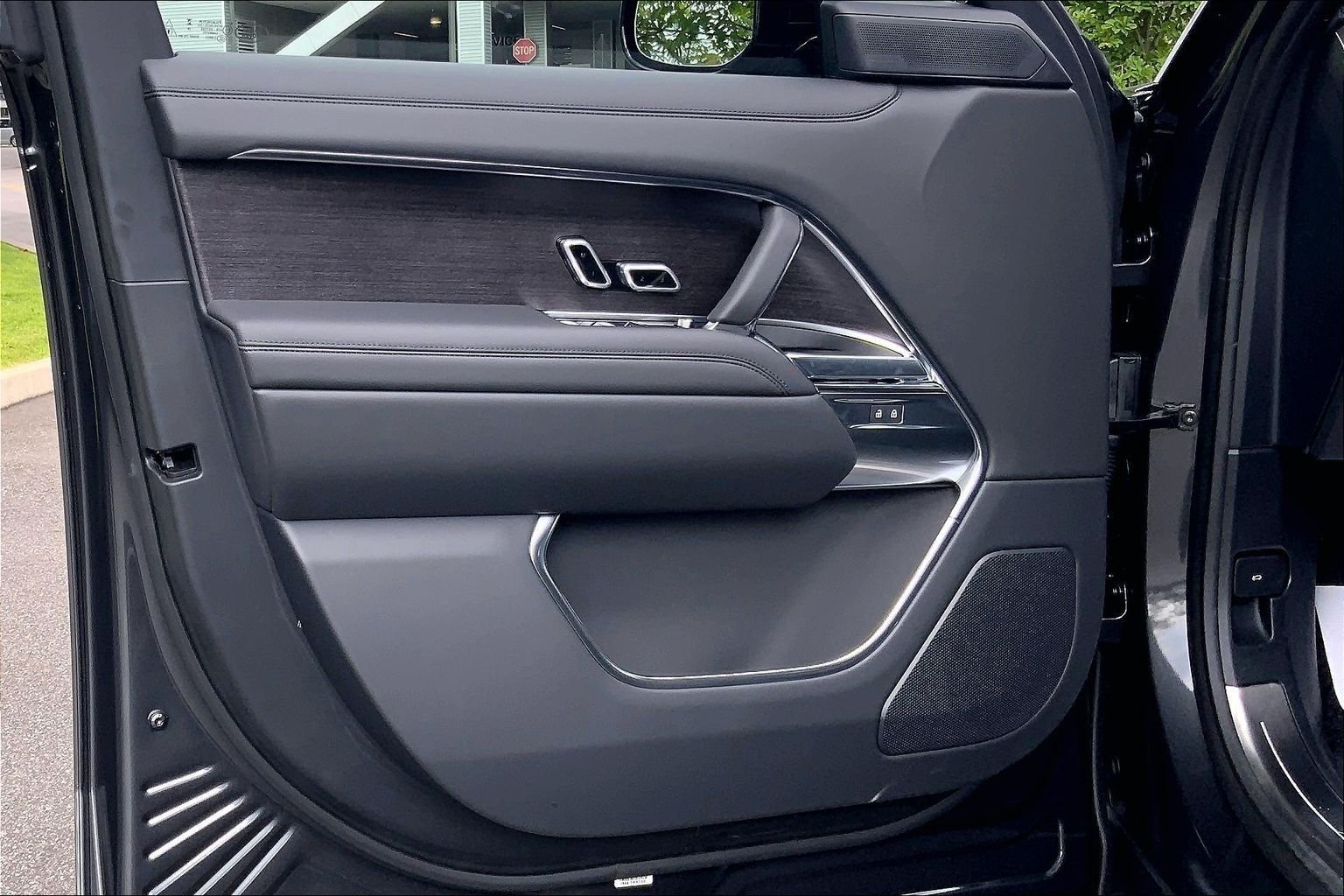 New 2027 Carpathian Grey Land Rover SE image 10