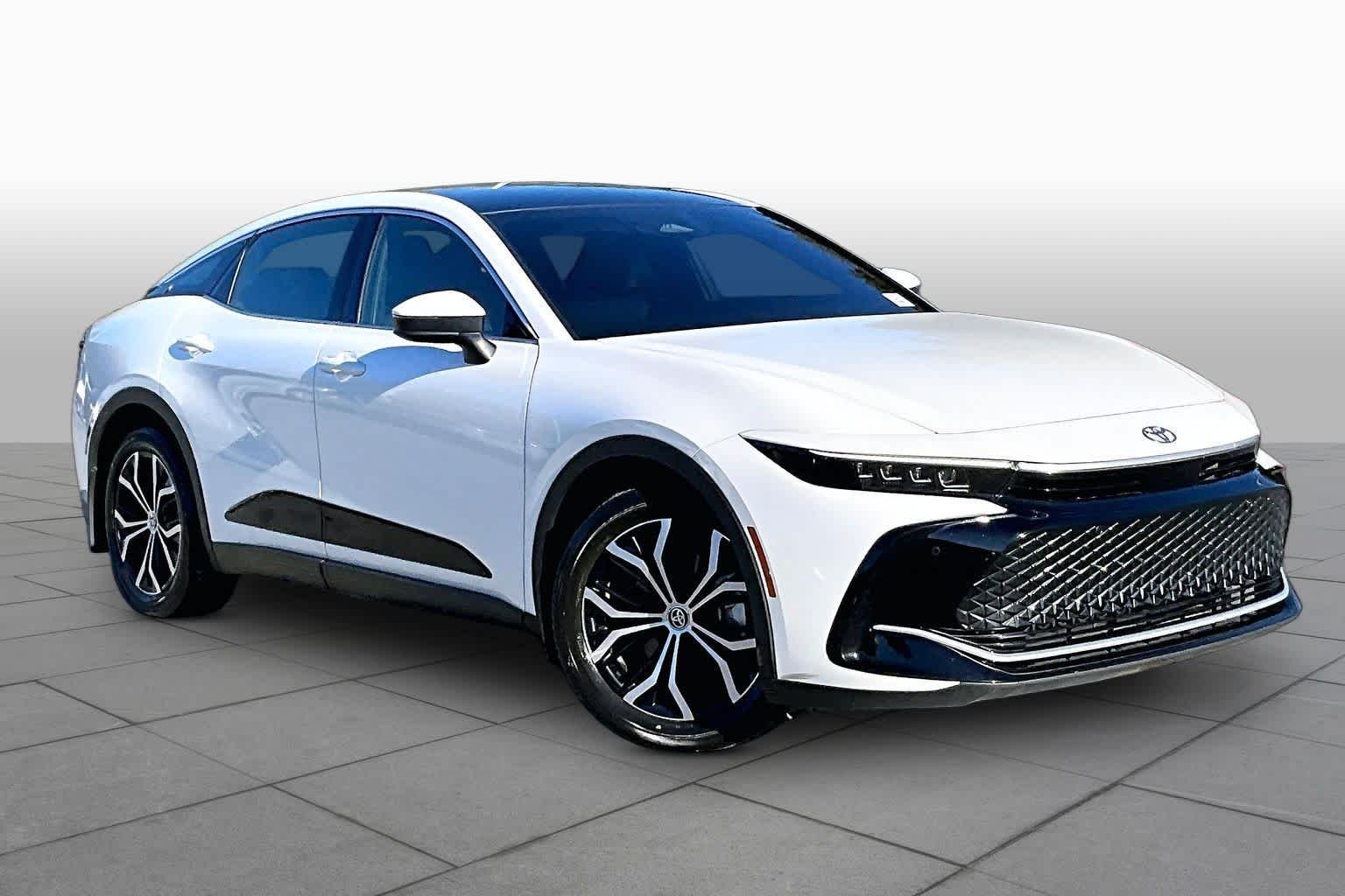 Used 2023 Oxygen White Toyota Limited image 3
